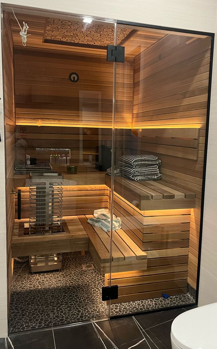 Glass sauna front and door with matte black hinges