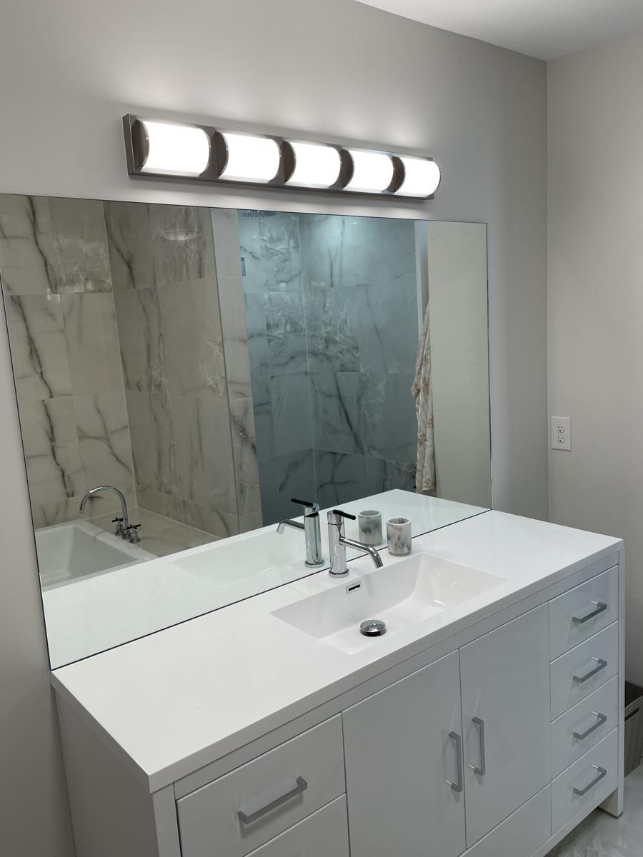 Wall-to-wall vanity mirror with polished edges